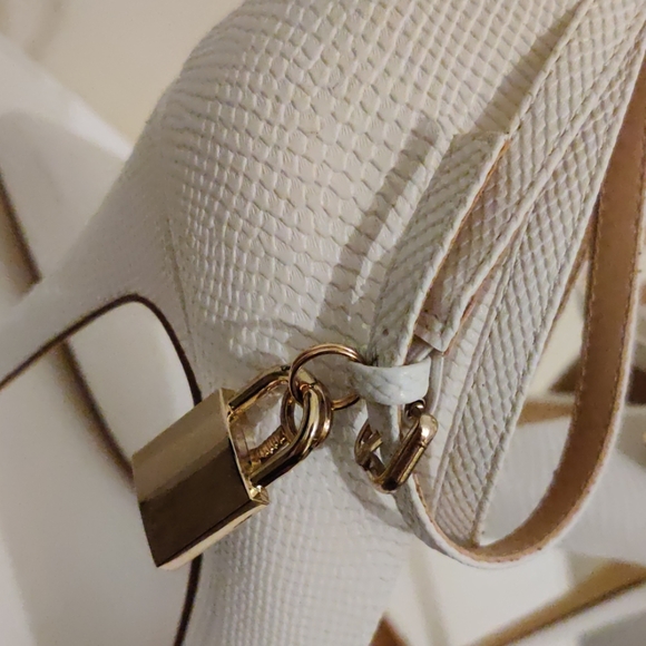 White Stilettos - Picture 2 of 4